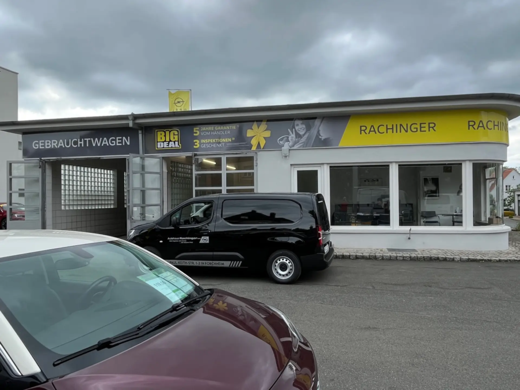 Nebengebaeude-Banderole-ganz